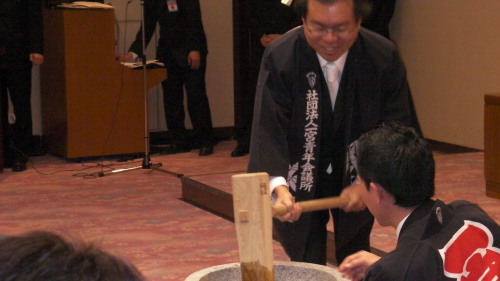 新旧理事長の餅つき