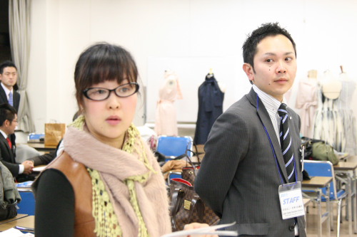 100403デザイナーさんと長友副委員長 デザイナーさんと長友副委員長