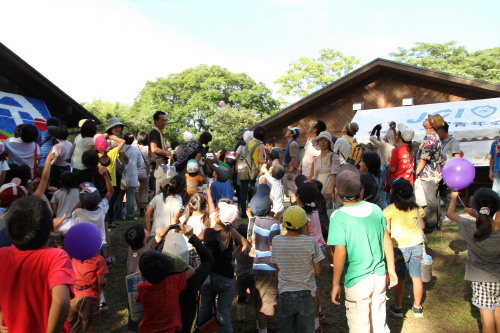 空を見上げる参加者